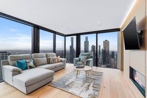 3 Bedroom 3 Bathroom City View Apartment | Living area