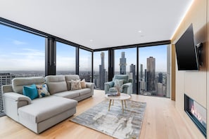 Apartamento, 3 quartos, vista para a cidade | Área de estar | TV de tela plana 50 polegadas com canais digitais, TV