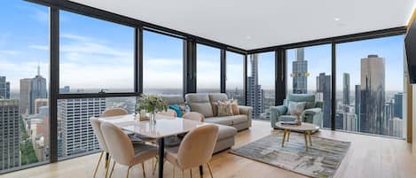 Lejlighed - 3 soveværelser - byudsigt | Opholdsområde | 50-tommers fladskærms-tv med digitale kanaler, tv