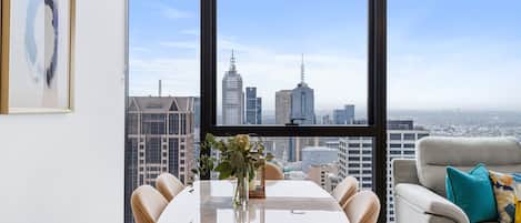 Appartamento, 3 camere da letto, vista città | Sala da pranzo