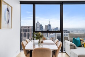 Apartamento, 3 quartos, vista para a cidade | Sala de jantar