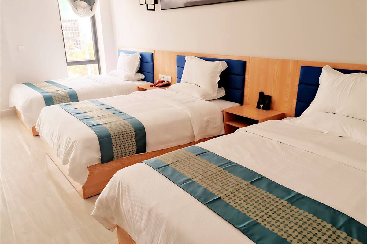 Habitación Business triple | Caja fuerte, cortinas opacas, wifi gratis y ropa de cama
