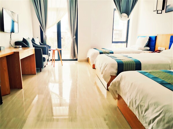 Habitación empresarial triple | Caja de seguridad en la habitación, cortinas blackout y wifi gratis