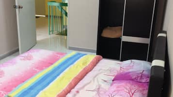 4 habitaciones, escritorio y tabla de planchar con plancha