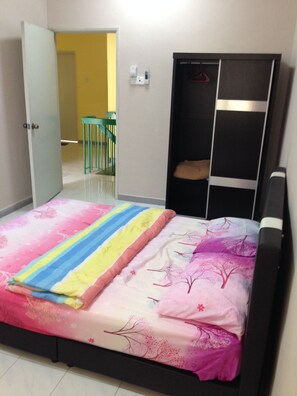 4 dormitorios, escritorio, tabla de planchar con plancha y ropa de cama