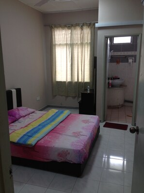 4 Schlafzimmer, Schreibtisch, Bügeleisen/Bügelbrett, Bettwäsche