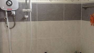 Douche, sĂšche-cheveux, serviettes fournies, savon