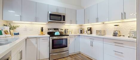 Condo, 4 Bedrooms | Private kitchen