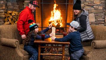 Kondominium, 2 kamar tidur | Ruang keluarga | TV dan meja tenis meja