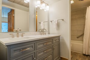 Apartamento, 2 habitaciones | Baño | Secador de pelo, toallas, champú y papel higiénico