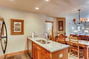 Appart'hôtel, 2 chambres | Cuisine privée | Réfrigérateur, micro-ondes, four, lave-vaisselle