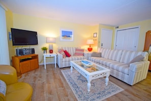 Condo, 2 Bedrooms | Living area