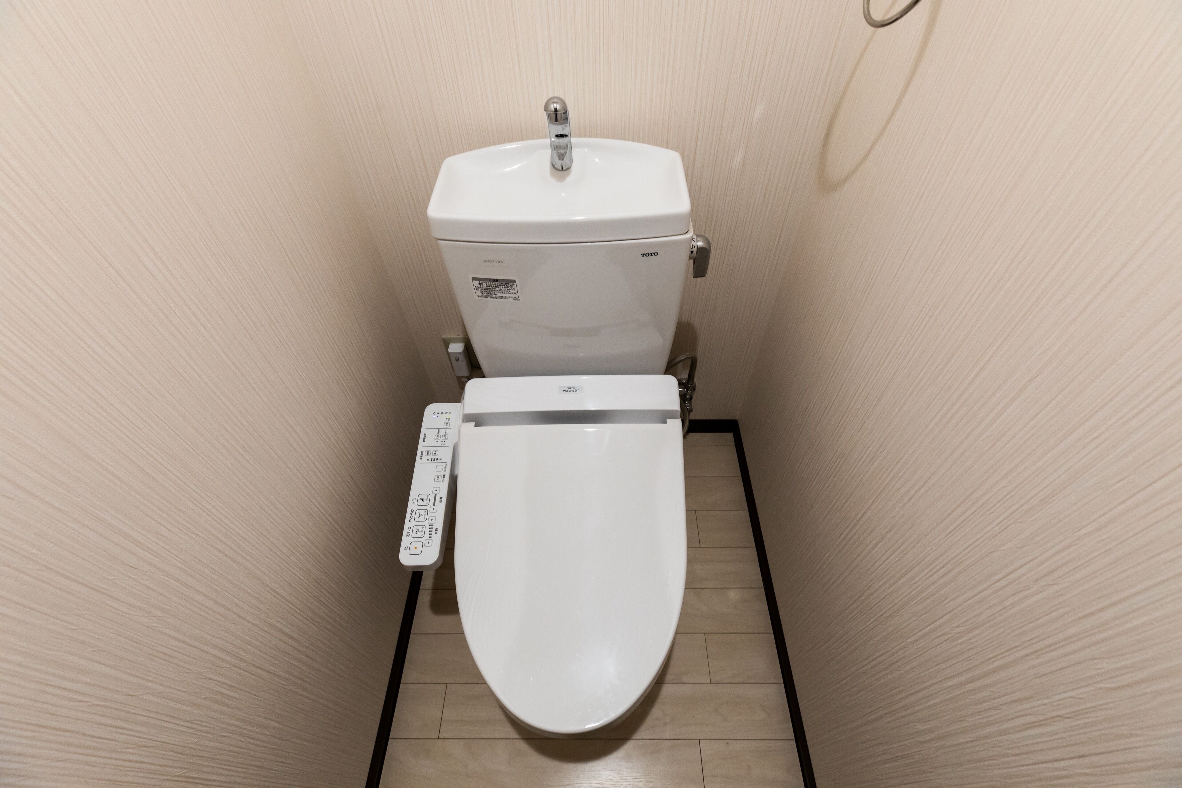 Habitación estándar con 2 camas individuales | Baño | Bañera y ducha independientes y artículos de higiene personal gratuitos