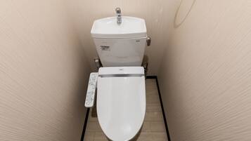 Habitación estándar con 2 camas individuales | Baño | Bañera y ducha independientes y artículos de higiene personal gratuitos