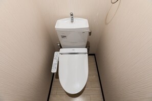 标准双床房 | 浴室 | 独立的浴缸和淋浴、免费洗浴用品、吹风机、电子马桶