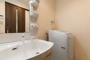 Standard Twin Room | Bathroom | Separate bathtub and shower, free toiletries, hair dryer