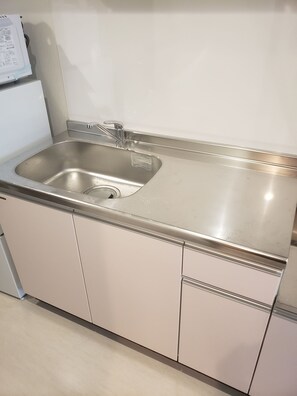 Standard Twin Room | Private kitchenette | Fridge, microwave