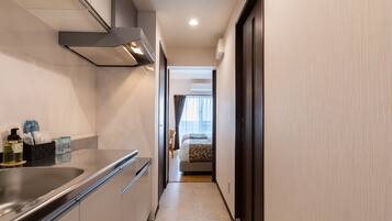 Habitación estándar con 2 camas individuales | Cocina básica privada | Frigorífico y microondas