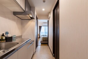 标准双床房 | 私人简易厨房 | 冰箱、微波炉