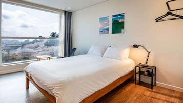 Superior-huone, 1 keskisuuri parisänky, tupakointi kielletty, kaupunkinäköala | Työpöytä, kannettavalle tietokoneelle sopiva työtila, pimennysverhot