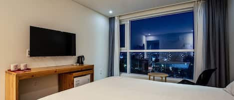 Una scrivania, postazione laptop, tende oscuranti, Wi-Fi gratuito