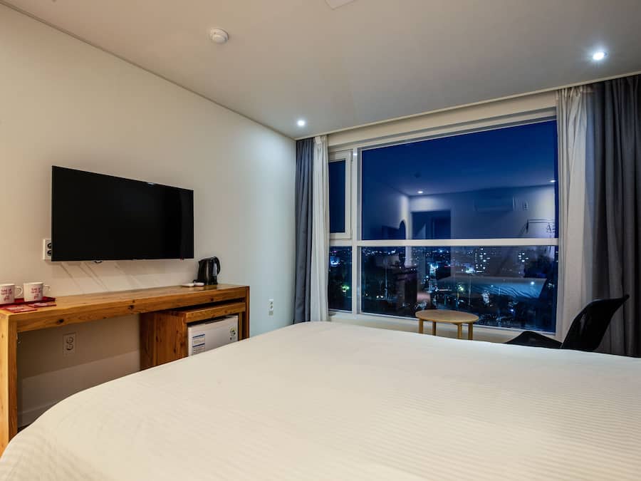 Schreibtisch, laptopgeeigneter Arbeitsplatz, Verdunkelungsvorhänge