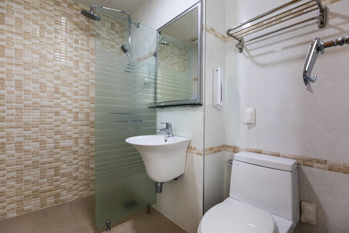 shower, hair dryer, towels, shampoo