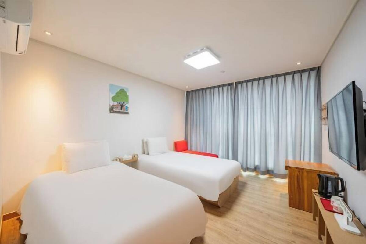 Escritorio, espacio para trabajar con un portátil, cortinas opacas