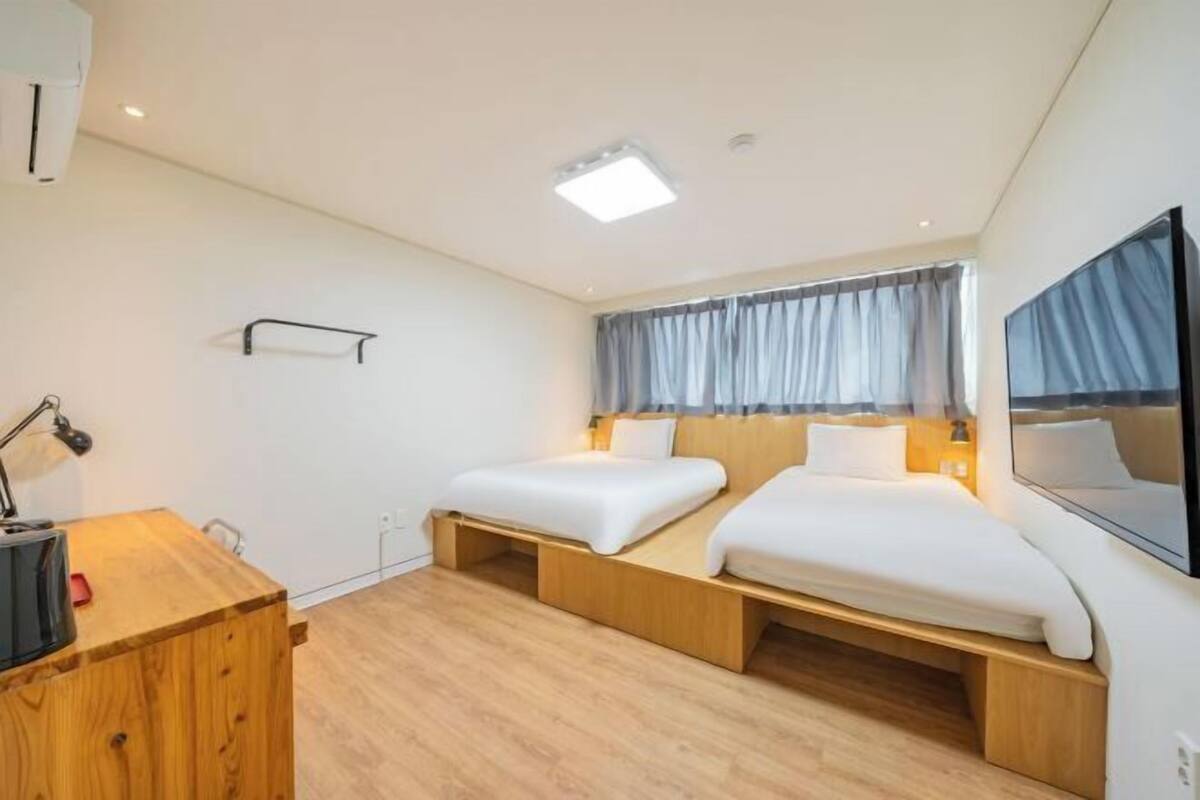 Escritorio, espacio para trabajar con un portátil, cortinas opacas