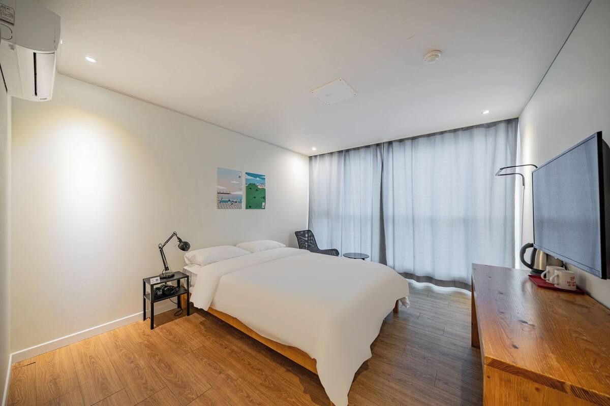 Habitación superior, 1 cama de matrimonio, no fumadores | Escritorio, espacio para trabajar con un portátil, cortinas opacas