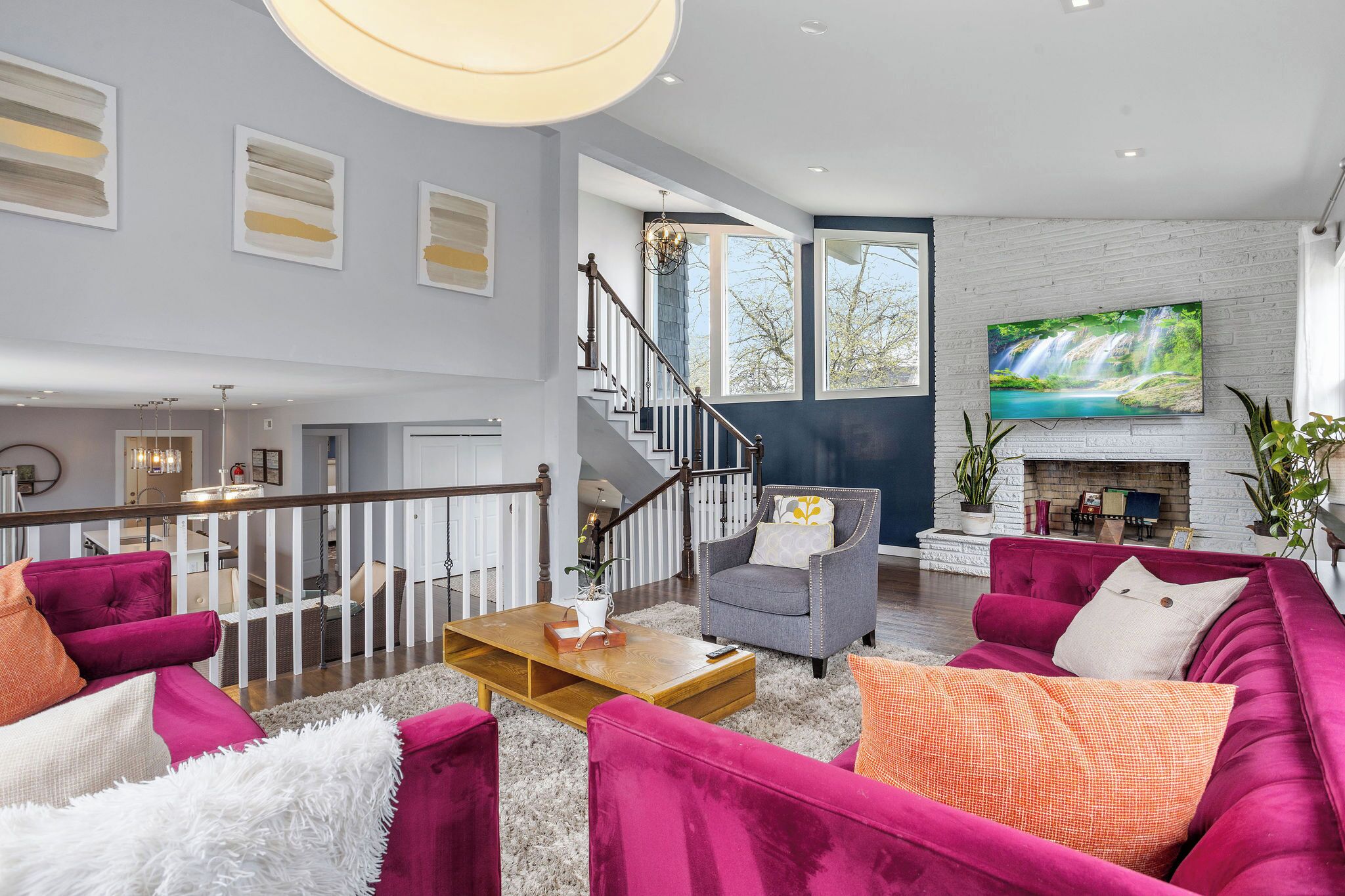 Een televisie en een open haard