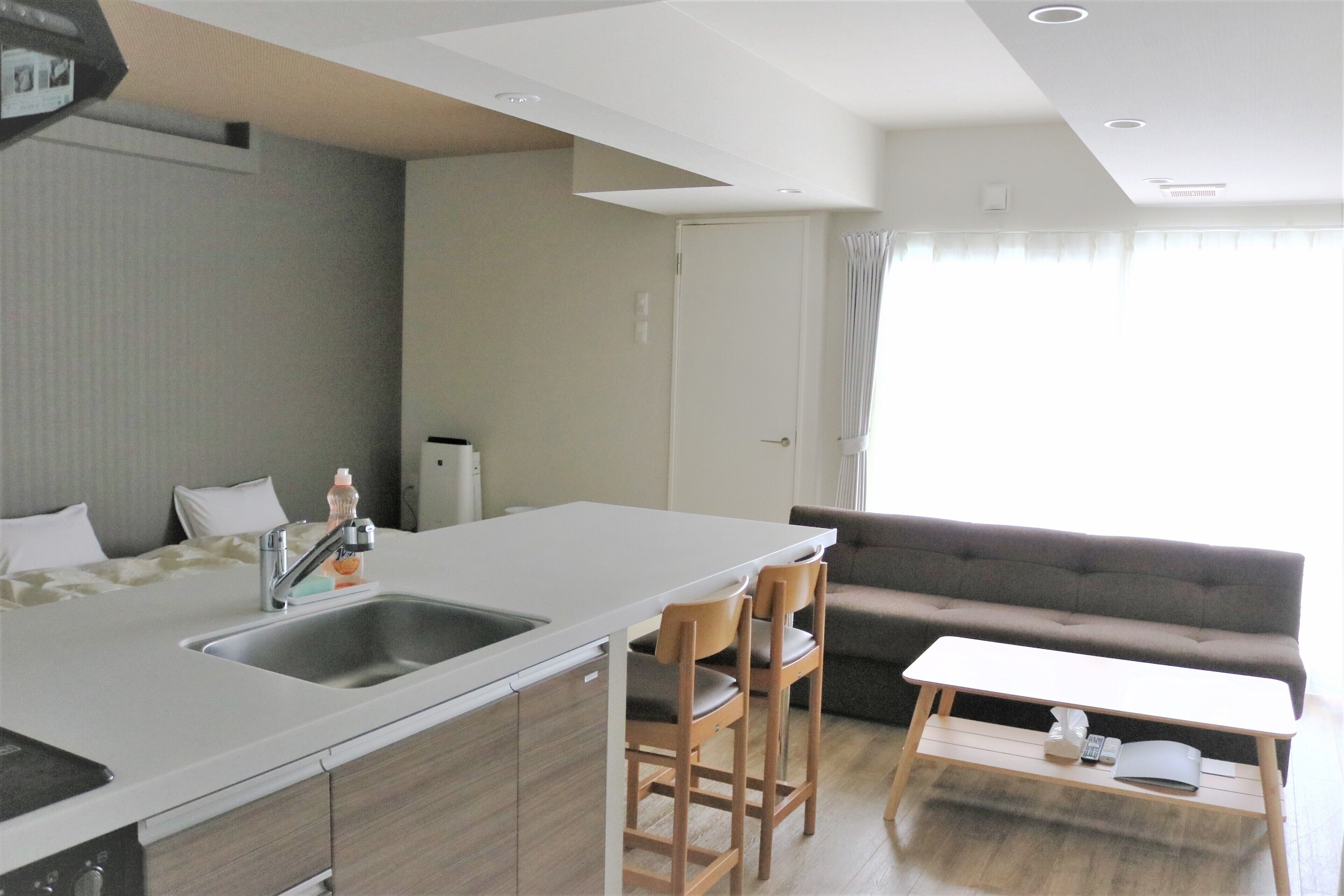 Rom – standard (Japanese Modern, E, Music Box Museum) | Skrivebord, skrivebord for bærbar PC, lydisolert og strykejern/-brett