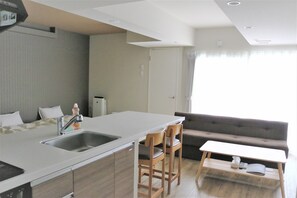 標準客房 (Japanese Modern, E, Music Box Museum) | 書桌、筆電工作空間、隔音、熨斗/熨衣板