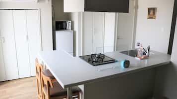 Phòng 3 Tiêu chuẩn (Japanese Modern, L) | Bếp riêng | Tủ lạnh, lò vi sóng, bếp nấu, ấm điện