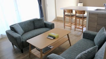 Phòng 4 Tiêu chuẩn, quang cảnh biển (Japanese Modern, I, 1F) | Khu phòng khách | TV màn hình phẳng 55-inch có kênh truyền hình cao cấp, TV