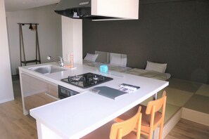 標準三人房 (Japanese Modern, L) | 私人廚房 | 電冰箱、微波爐、爐台、電熱水壺