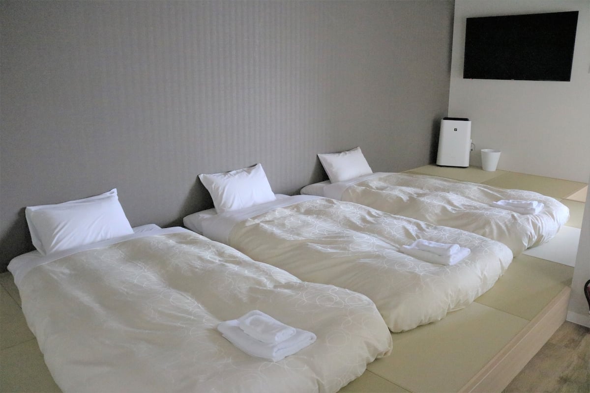 Habitación triple estándar (Japanese Modern, L) | 1 dormitorio, escritorio, espacio para trabajar con un portátil