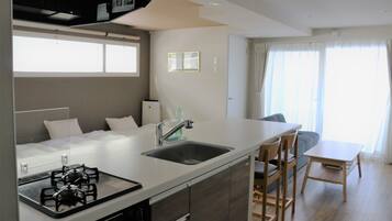 Kamar Standar, Bebas Asap Rokok (Japanese Modern, M) | Dapur pribadi | Lemari es, microwave, kompor, dan ketel listrik