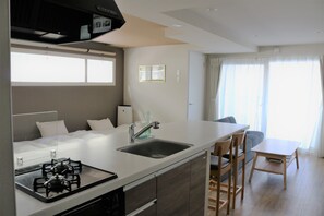 標準客房, 非吸煙房 (Japanese Modern, M) | 私人廚房 | 電冰箱、微波爐、爐台、電熱水壺