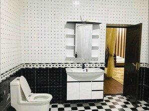 Habitación familiar, baño privado | Baño | Tina profunda, amenidades de baño gratuitas, secadora de cabello 