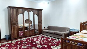 デラックス ダブルルーム | デスク、遮光カーテン、防音設備、アイロン / アイロン台