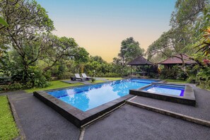Outdoor pool, sun loungers - Taman Indrakila (Ubud)