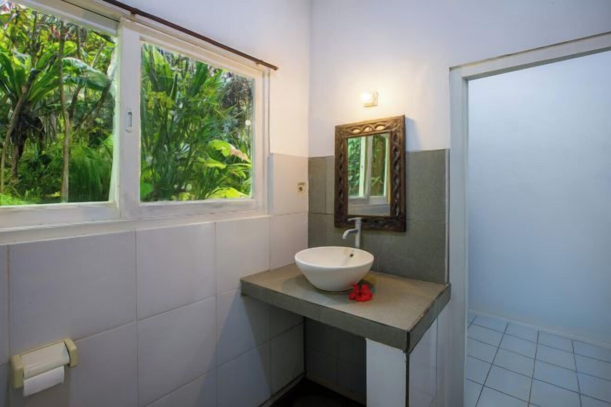 Salle de bain | Douche, bidet, serviettes fournies, savon