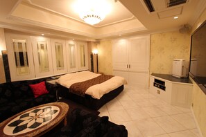 デラックス キングルーム | 高級寝具、羽毛の掛け布団、ミニバーのアイテム (無料)、防音設備