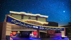 A hotel entrance with a starry night sky above and a sign indicating a price of 2,980 yen. - Hotel LaLa PAT1 - Adults Only (Sakai)
