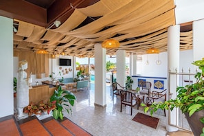 Lobby lounge