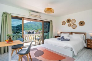 Deluxe Sea View Room | Cofres nos quartos, individualmente decorados