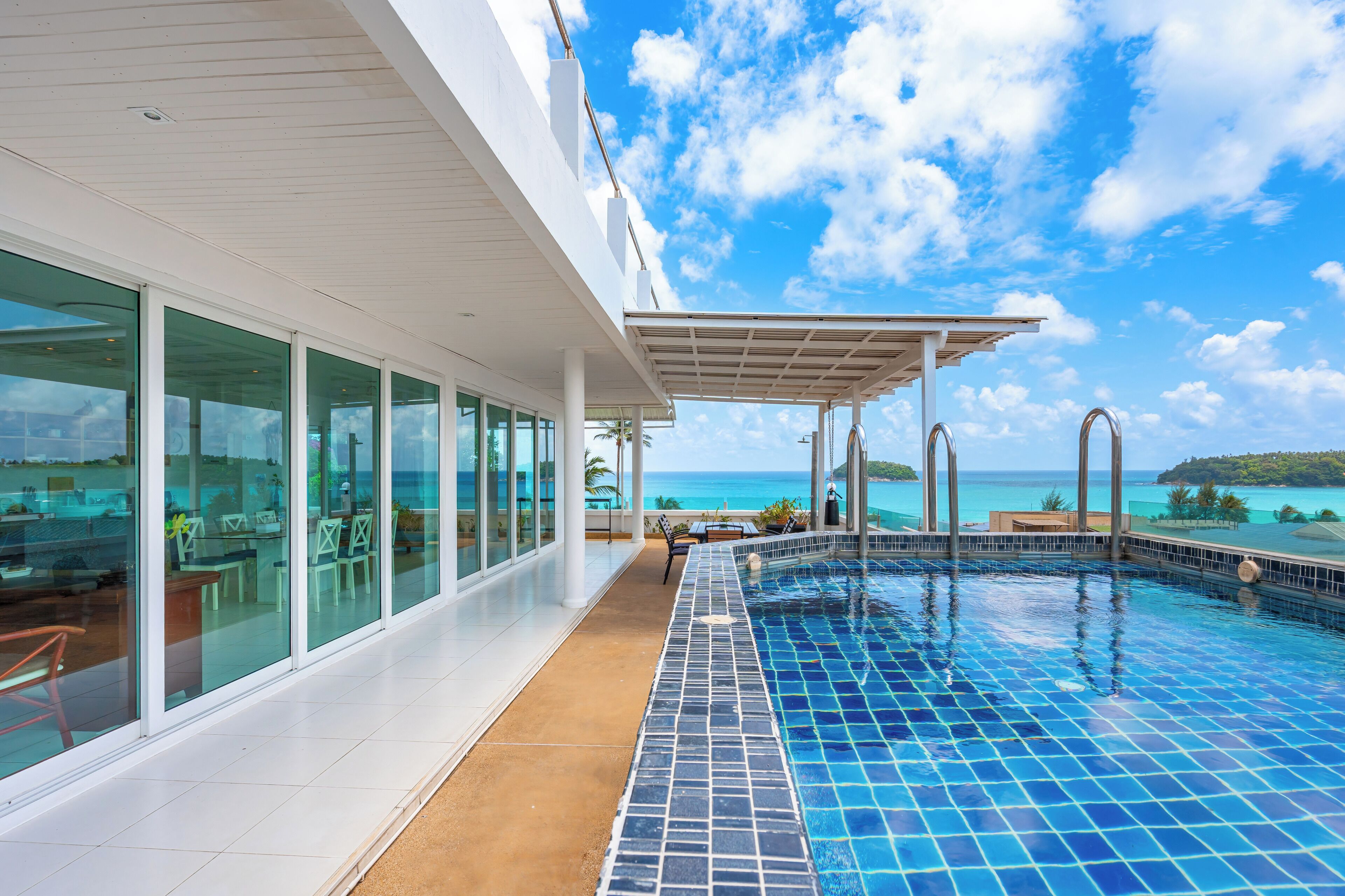 Una piscina al aire libre, sillones reclinables de piscina