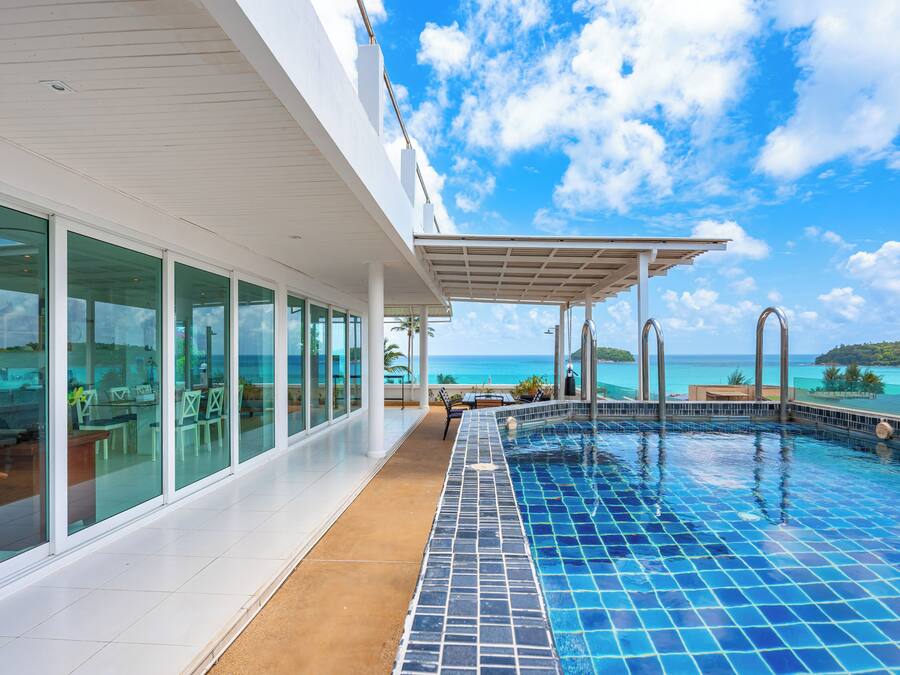 Piscina externa, funciona das 10h às 22h, espreguiçadeiras