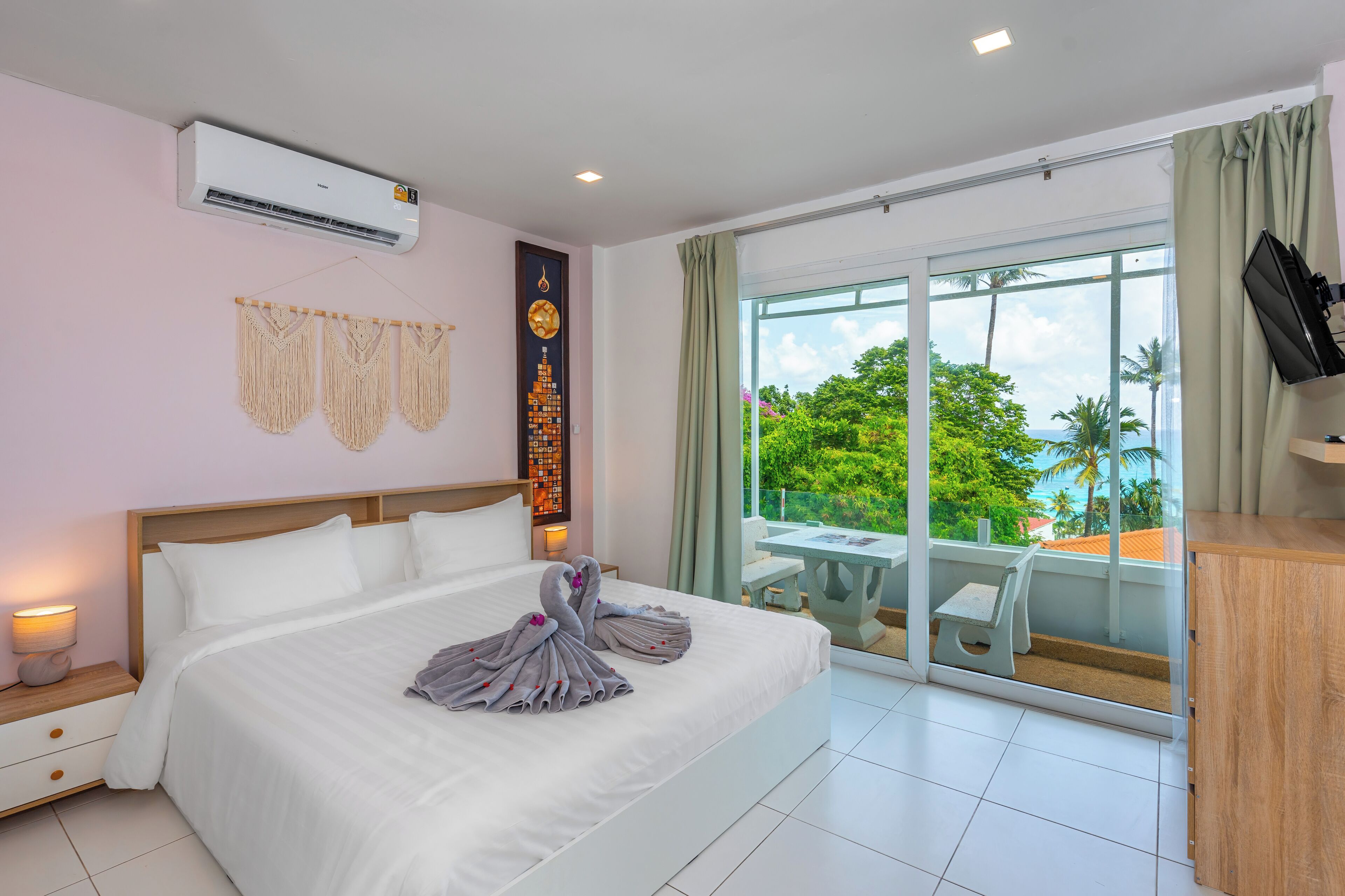 Caja de seguridad en la habitación y decoración personalizada 